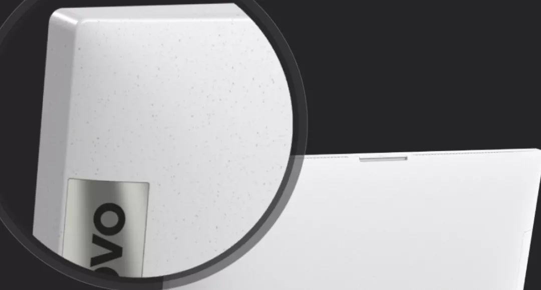 再生塑料“颗粒度”有点大，容易出现黑点，麻斑，不如将计就计把颗粒质感突显起来。