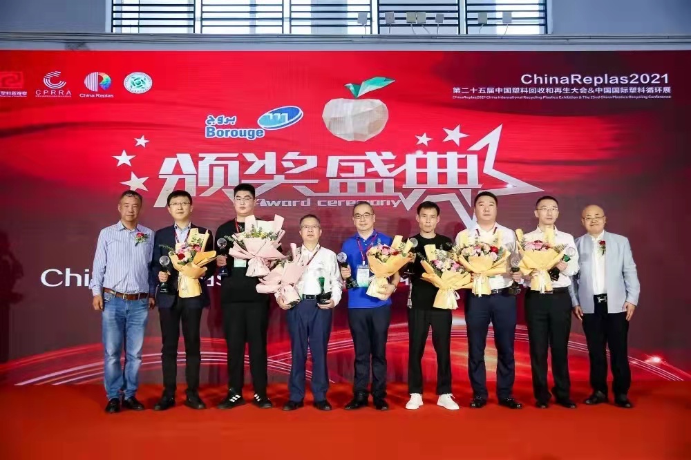 图左4-游艇会yth206再生技术经理李志杰登台领奖