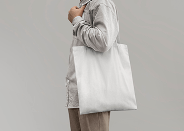 纤维级PET再生聚酯切片一部分应用于家用纺织品，如作为床上用品、沙发和布艺家具以及室内装饰用品的填充材料和骨架材料，其余则应用于产业用纺织品和服装用纺织品。